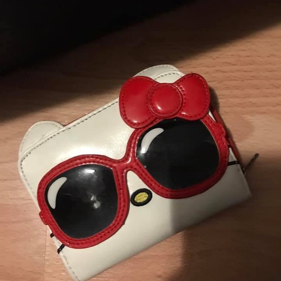 Hello Kitty Wallets and Bags 10$ each - Picture 5 of 7